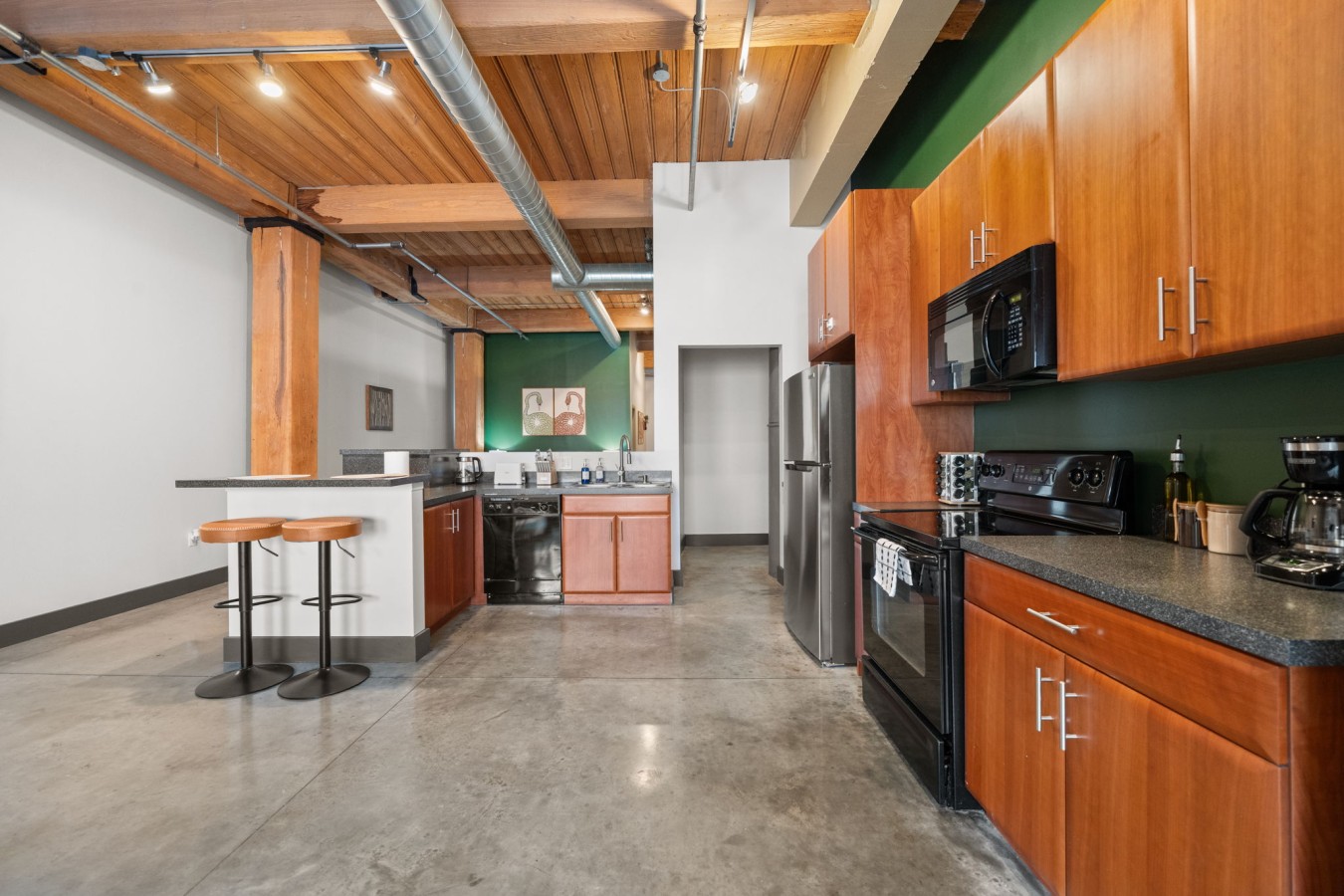 A Kitchen Made for Stays – From quick breakfasts to home-cooked dinners, this kitchen has you covered.