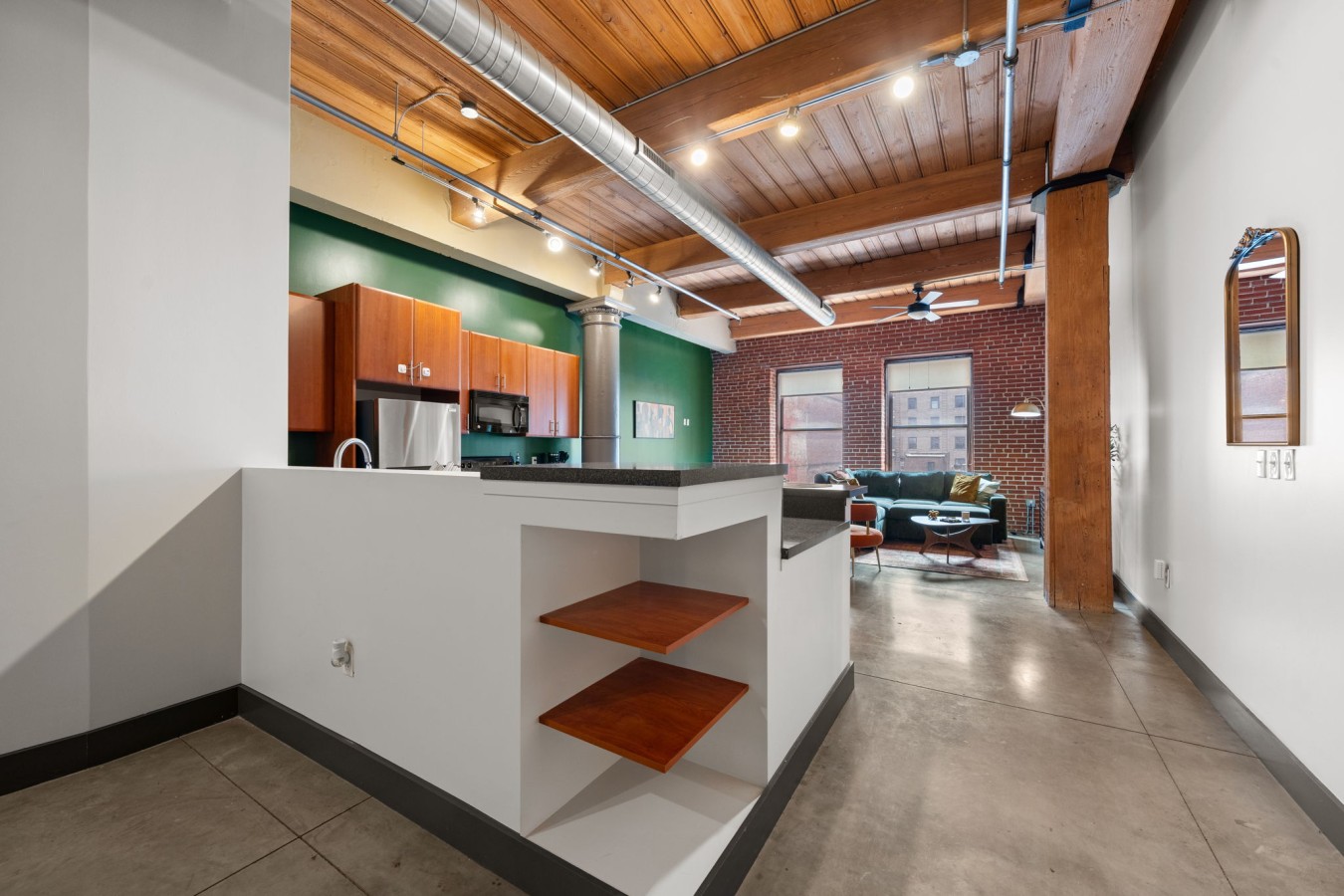 Everything You Need – A well-equipped kitchen with modern essentials for convenient everyday cooking.