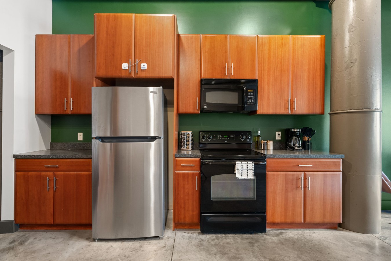 Simple, Comfortable & Convenient – Everything you need for preparing meals and enjoying them together.