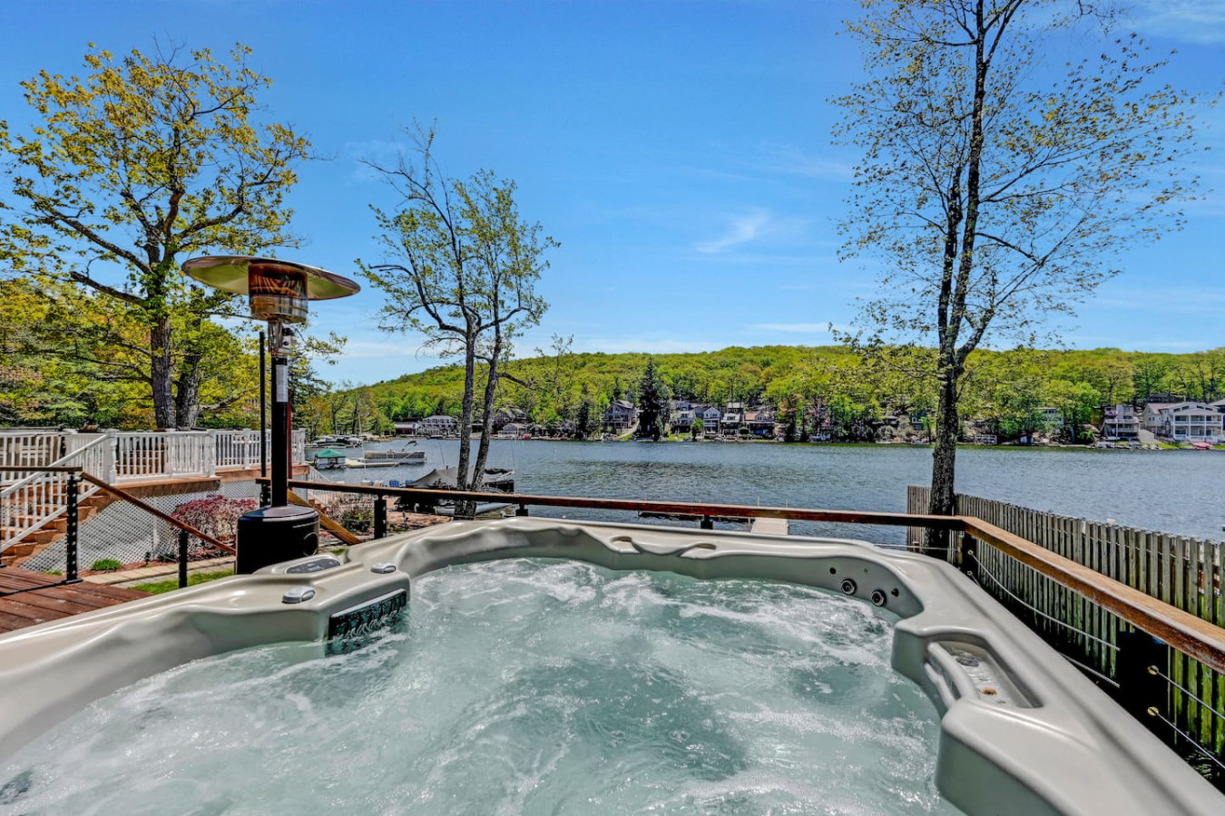 Lakefront home:Fish&Kayak, hot tub, walk to bars and restaurants