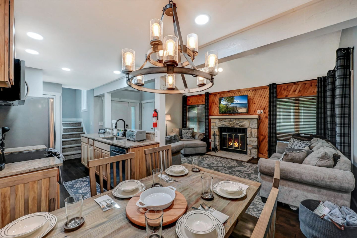 Hot tub and sun room: access to lake and pool