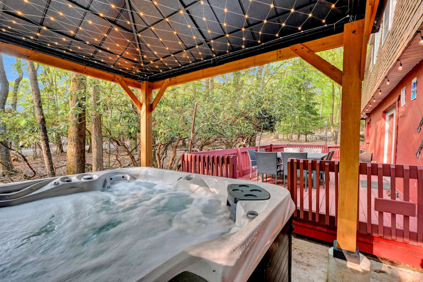 Mountain house: beach and lake access, hot tub, fire pit