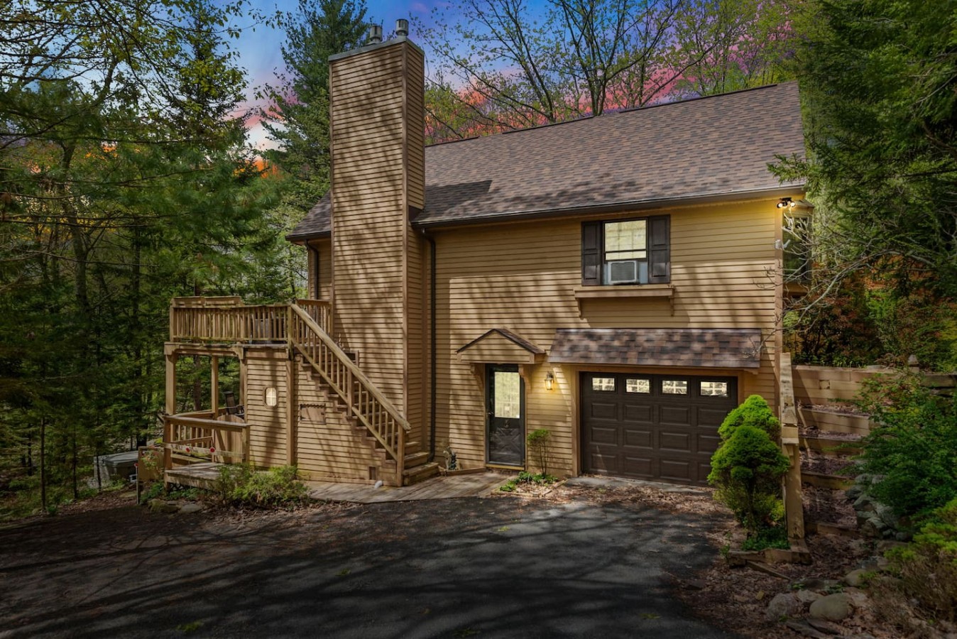 Harmony Chalet: Hot tub, fully stocked kitchen, pet-friendly