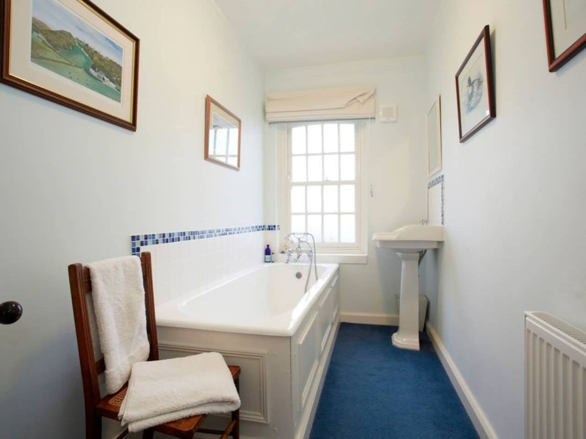 Stunning Hall Cottage, near York and Leeds in Church Lane - Property image 15 - VivreStays
