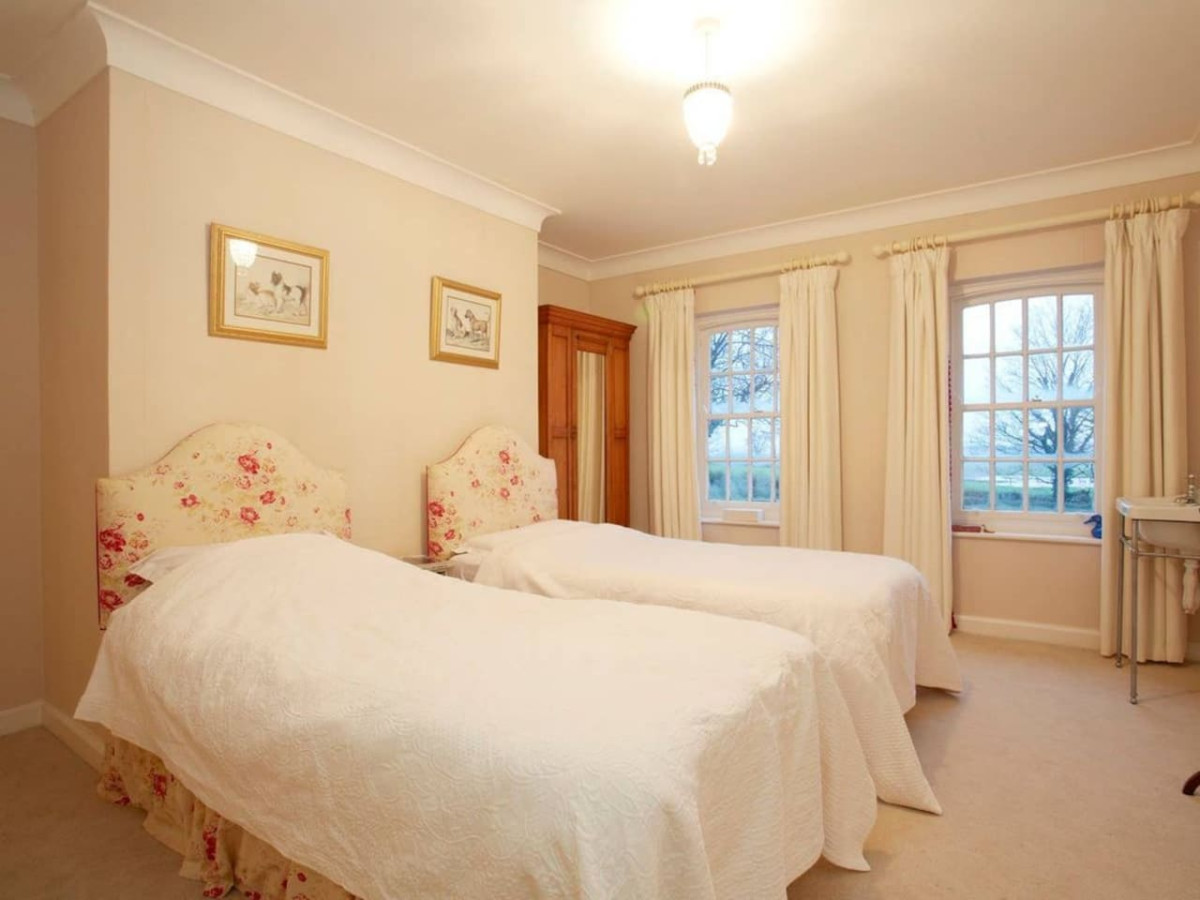 Stunning Hall Cottage, near York and Leeds in Church Lane - Property image 7 - VivreStays