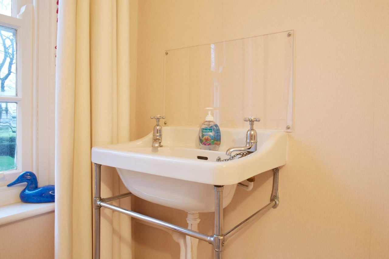 Historic Hall Wing nr York & Leeds + free Hot tub! in Church Lane - Property image 23 - VivreStays