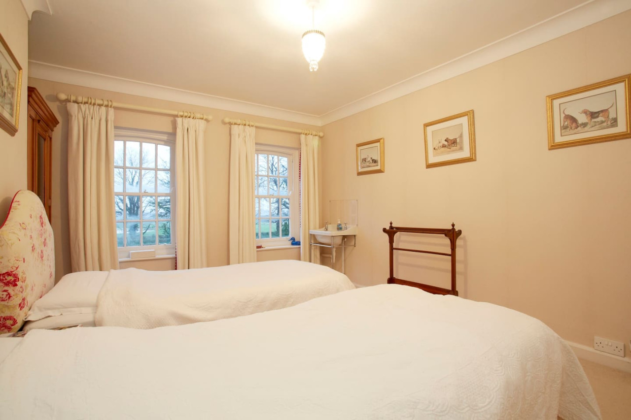 Historic Hall Wing nr York & Leeds + free Hot tub! in Church Lane - Property image 18 - VivreStays