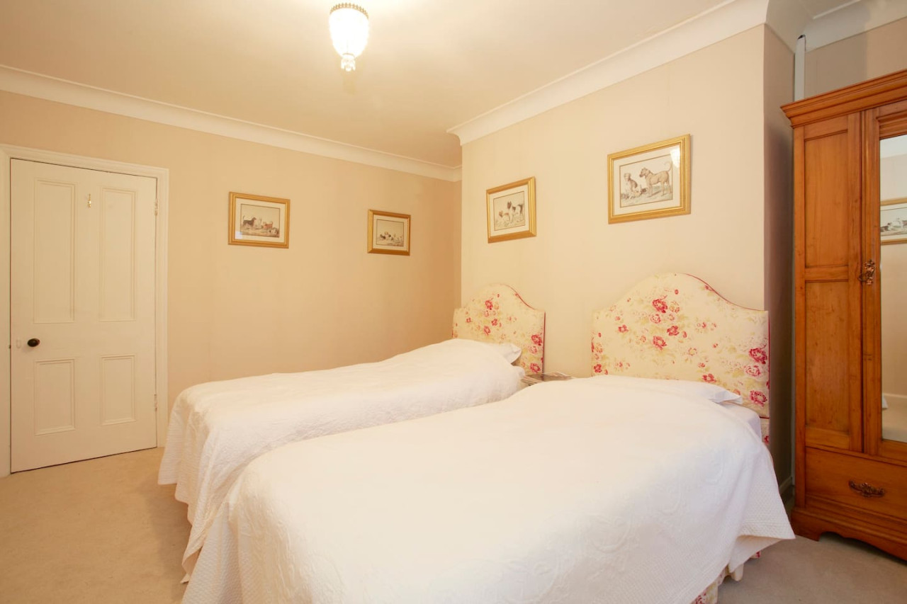 Historic Hall Wing nr York & Leeds + free Hot tub! in Church Lane - Property image 19 - VivreStays