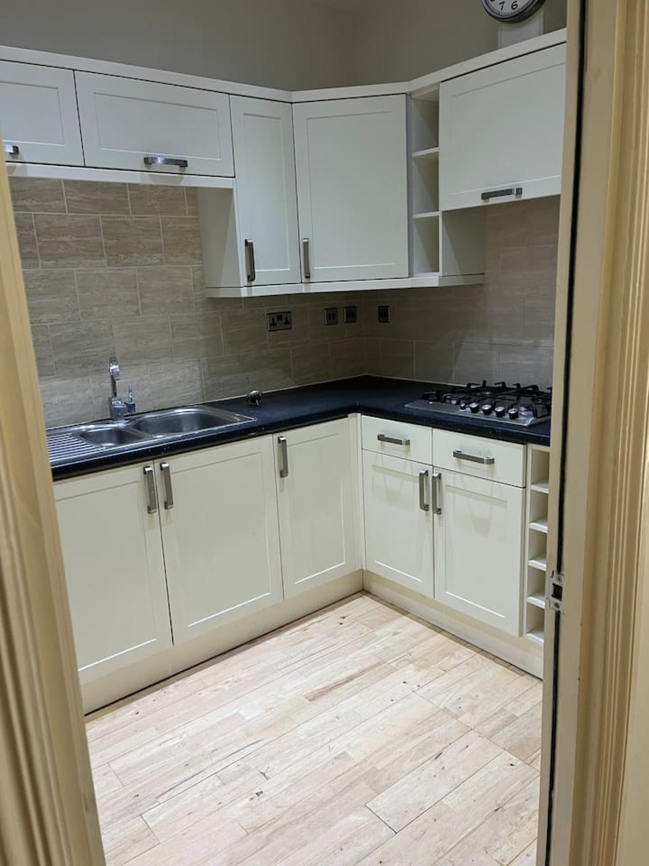 Awesome 3 bedroom Notting Hill very central with a balcony in 33 Clanricarde Gardens 1st Floor Flat - Property image 10 - VivreStays