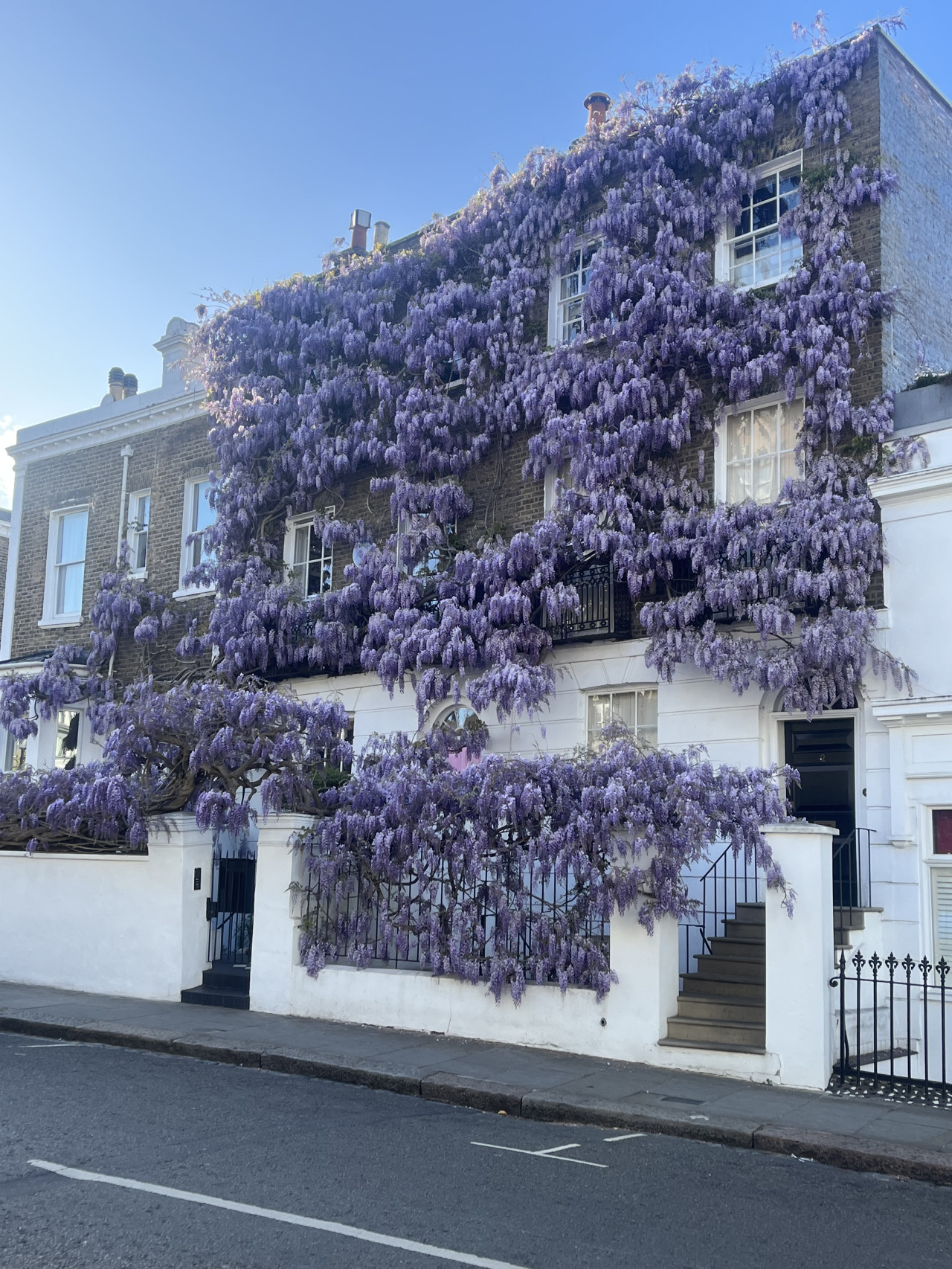 Awesome 3 bedroom Notting Hill very central with a balcony in 33 Clanricarde Gardens 1st Floor Flat - Property image 38 - VivreStays