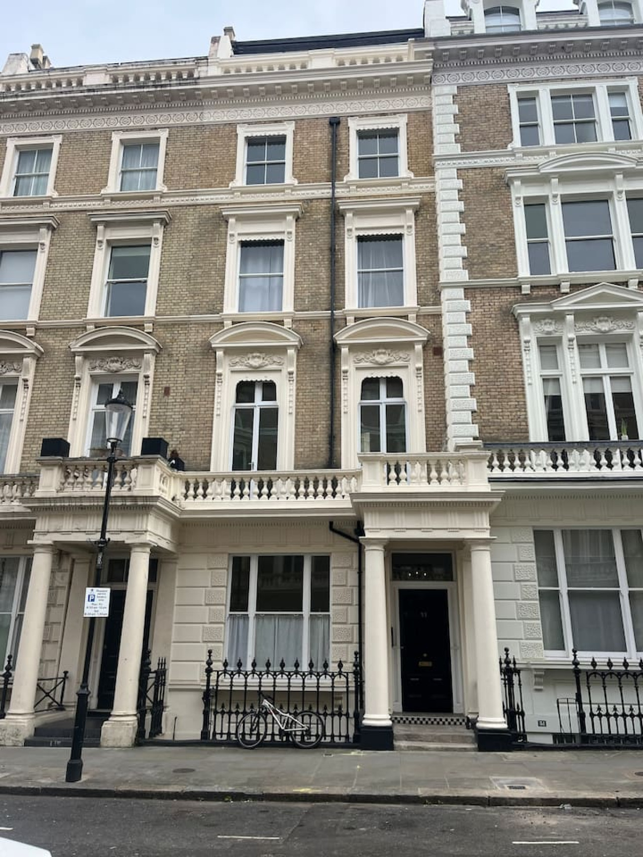Awesome 3 bedroom Notting Hill very central with a balcony in 33 Clanricarde Gardens 1st Floor Flat - Property image 4 - VivreStays