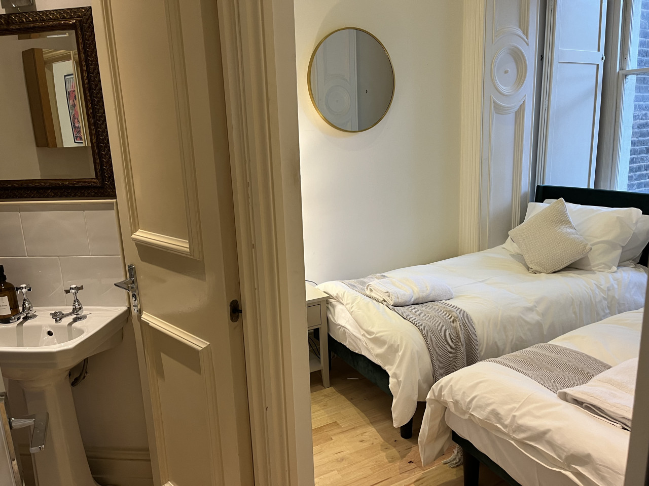 Awesome 3 bedroom Notting Hill very central with a balcony in 33 Clanricarde Gardens 1st Floor Flat - Property image 18 - VivreStays