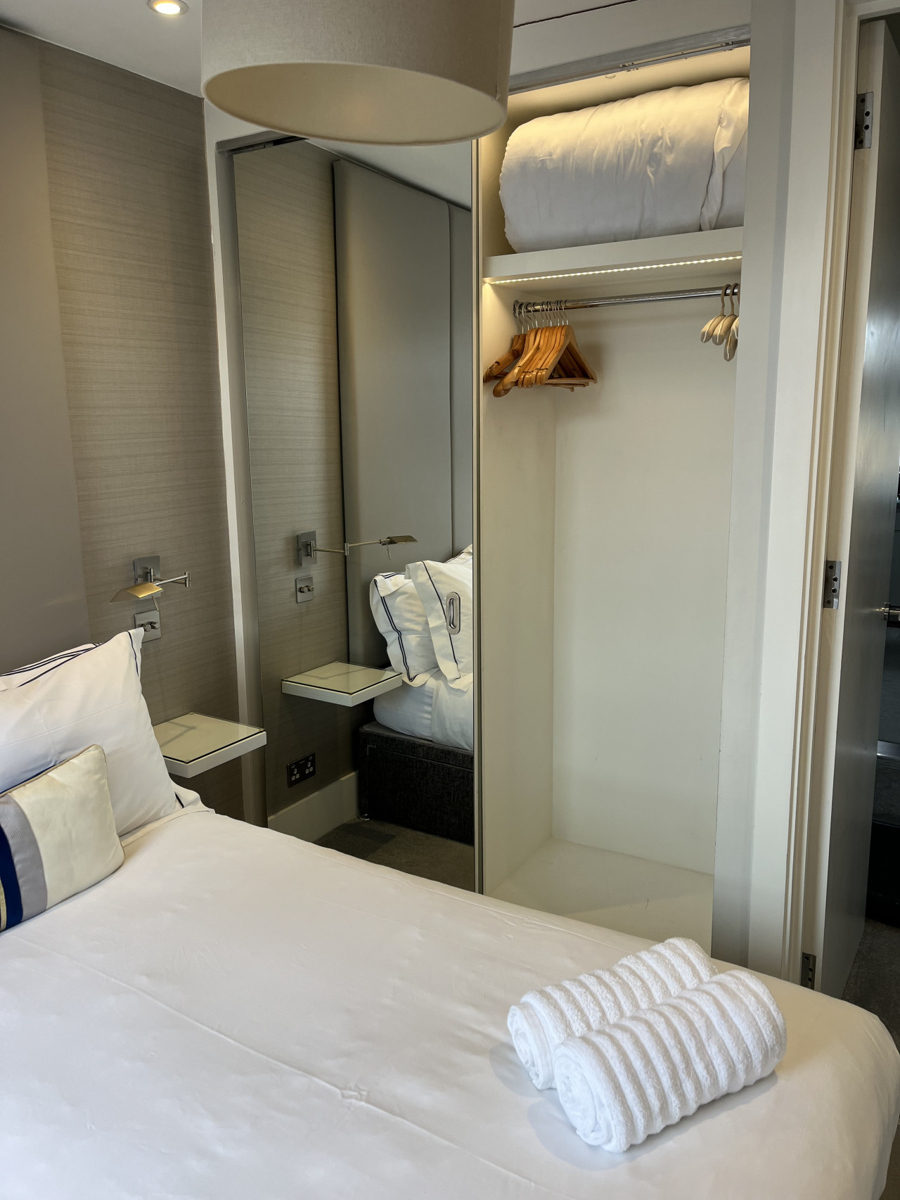 Impressive South Kensington Central Apartment in 9 Manson Pl, South Kensington, London SW7 5LT, UK - Property image 13 - VivreStays