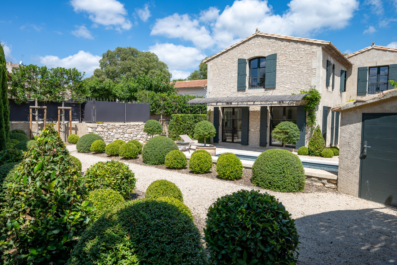 Luxury Villa Retreat • Private Garden & Heated Pool • AC • Prime Central Eygalières Location