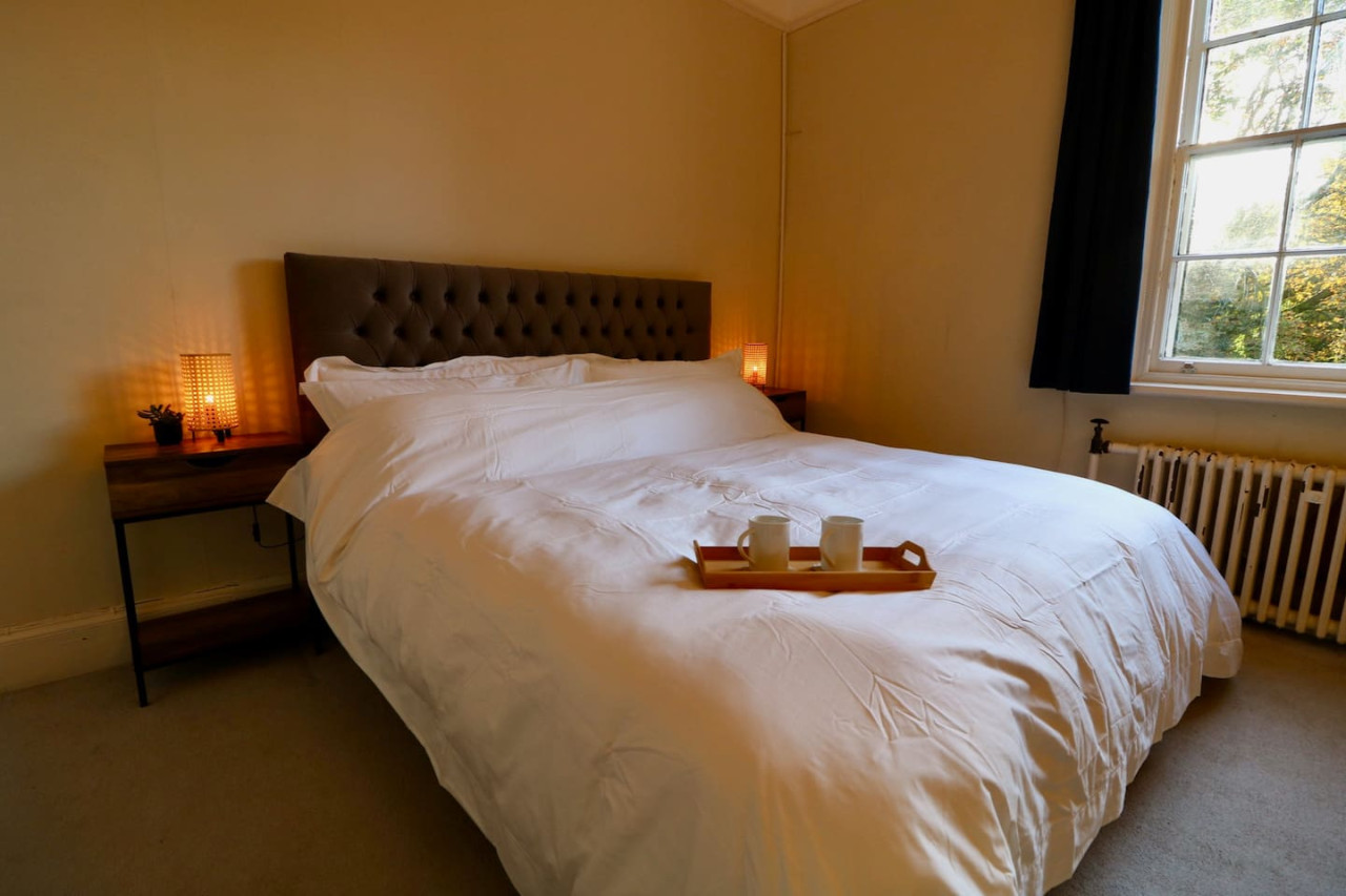 Quiet Victorian Retreat with King Bed