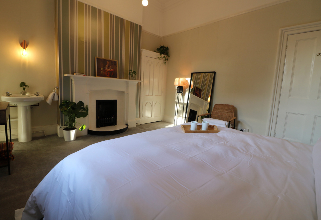 Quiet Victorian Retreat with King Bed