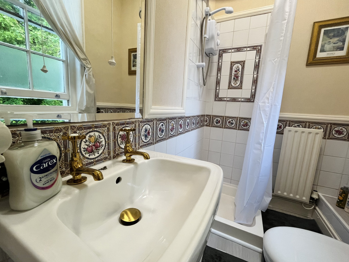 Quiet Manor Room with En-suite