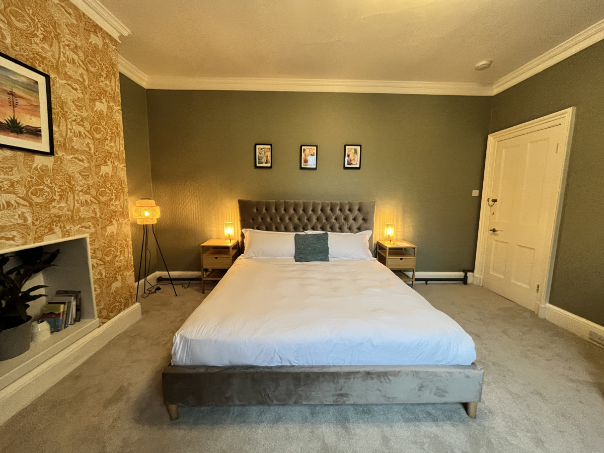 Superking room with sink and garden view