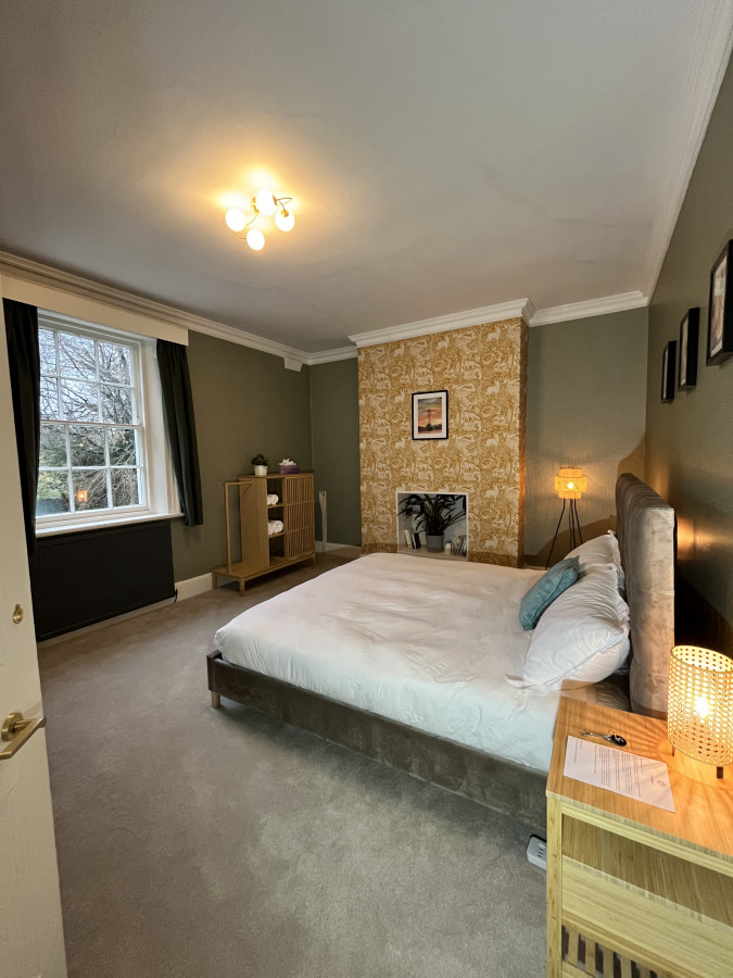 Superking room with sink and garden view