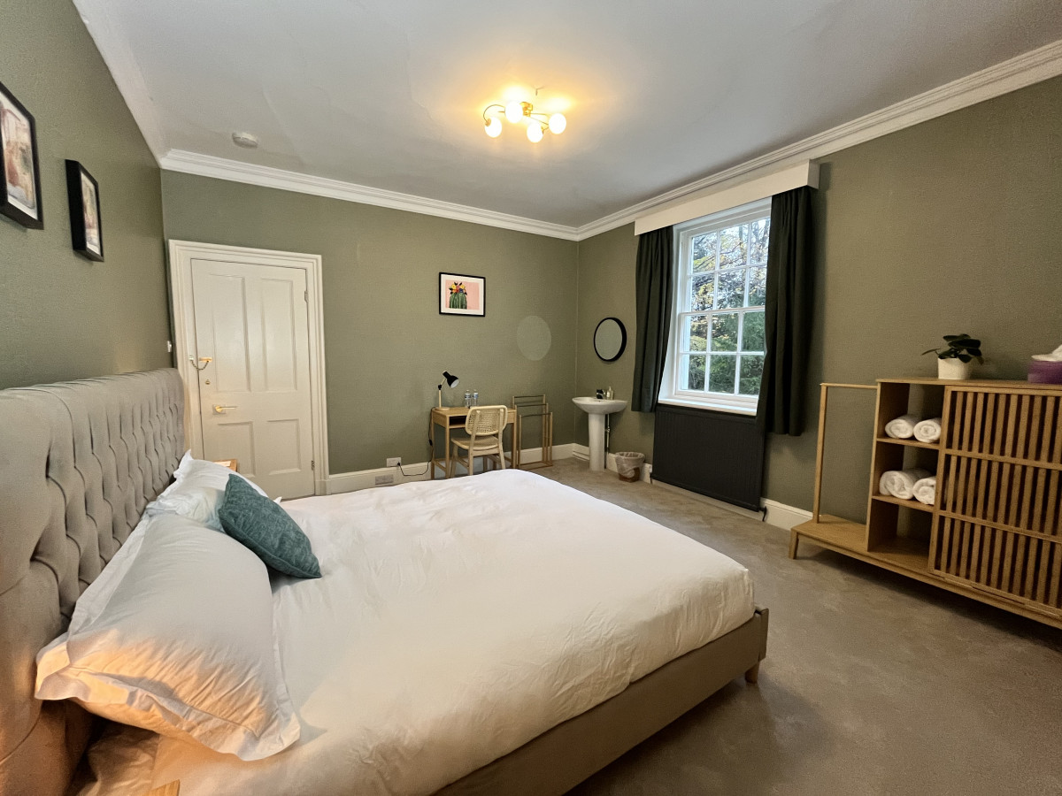 Superking room with sink and garden view
