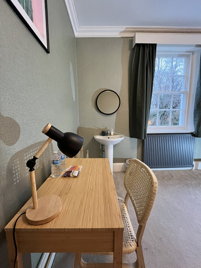 Superking room with sink and garden view