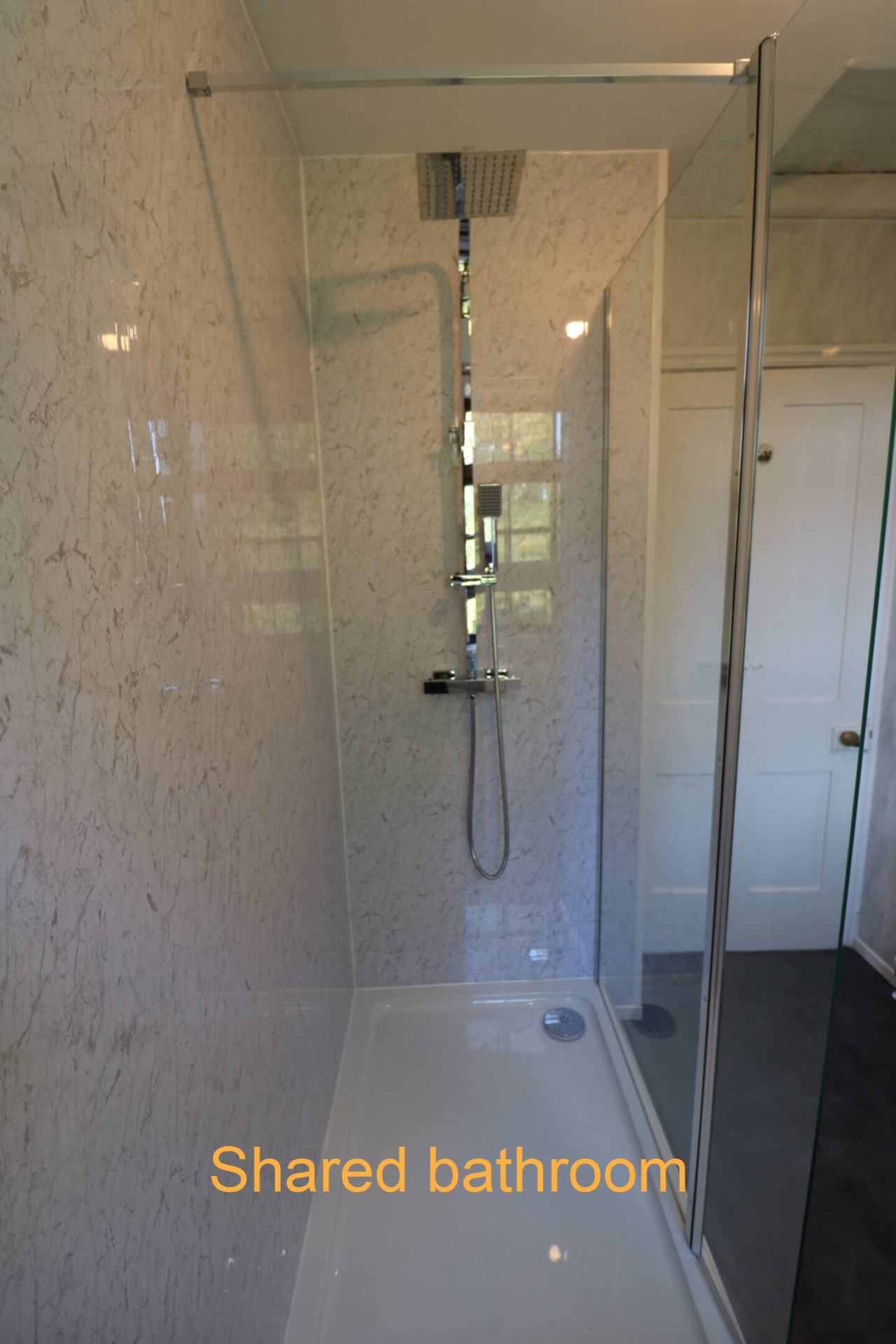 Superking room with sink and garden view