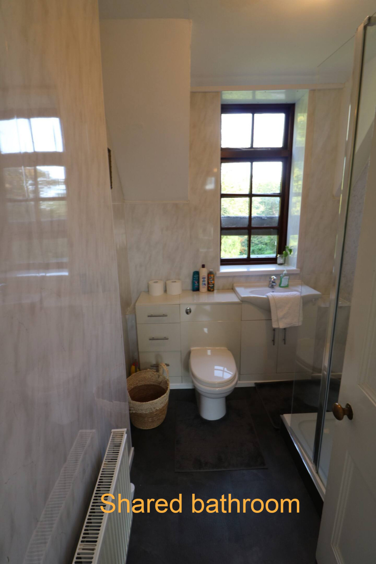 Superking room with sink and garden view