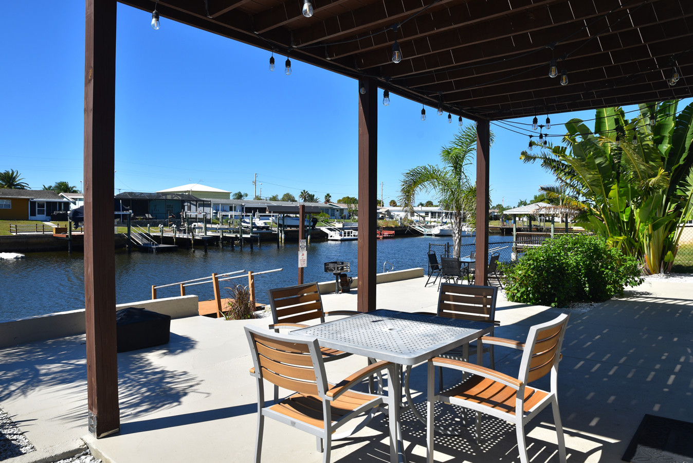 Serene Views And Cozy Fire Pit - Tranquil Waterfront Retreat - Hudson, FL