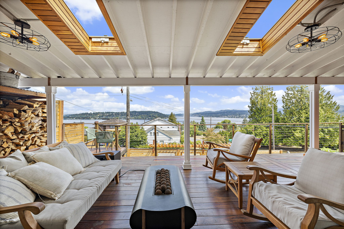 3BR 2.5BA – The Lucille Lake Washington View Retreat