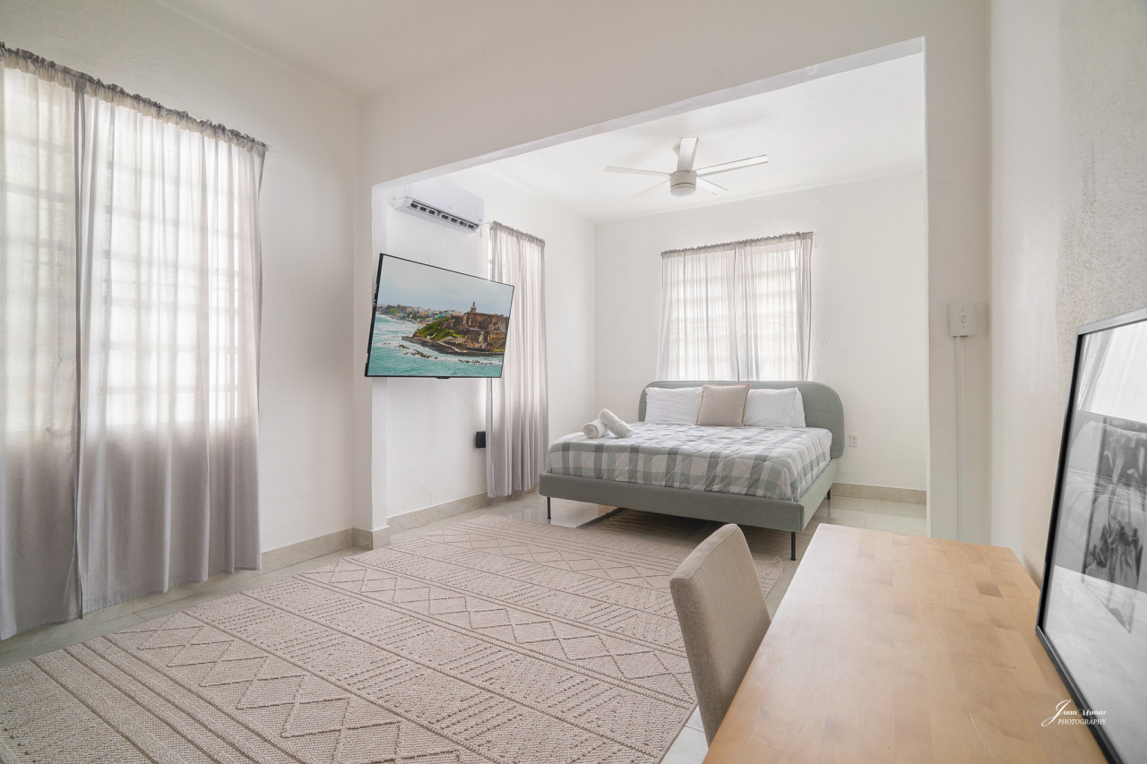 Bedroom with a bed and a flat screen TV mounted on the wall (bedroom 2) — Villa Blanca | San Juan | La Plácita, Miramar