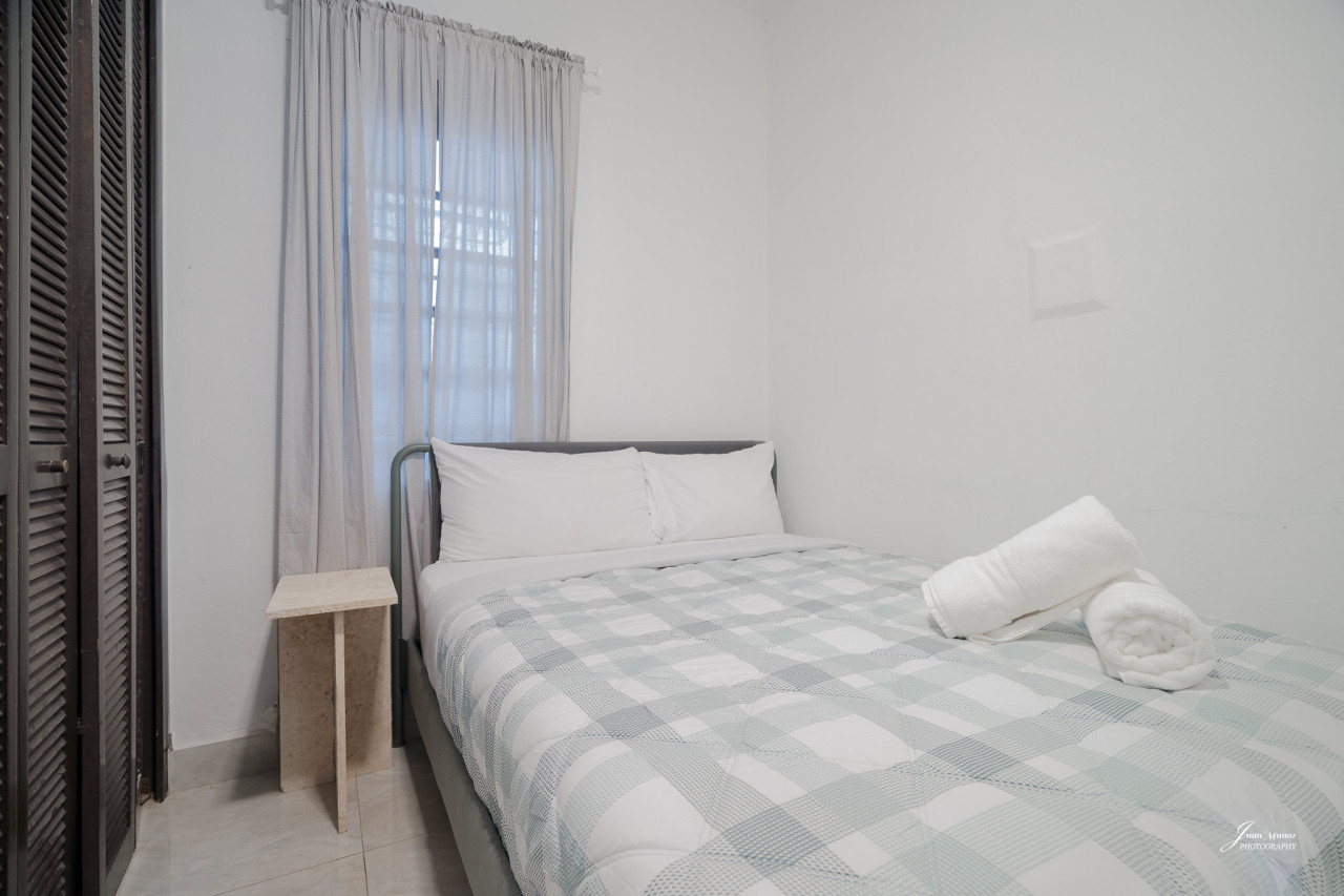 Bedroom with a bed and a window (bedroom 2) — Villa Blanca | San Juan | La Plácita, Miramar