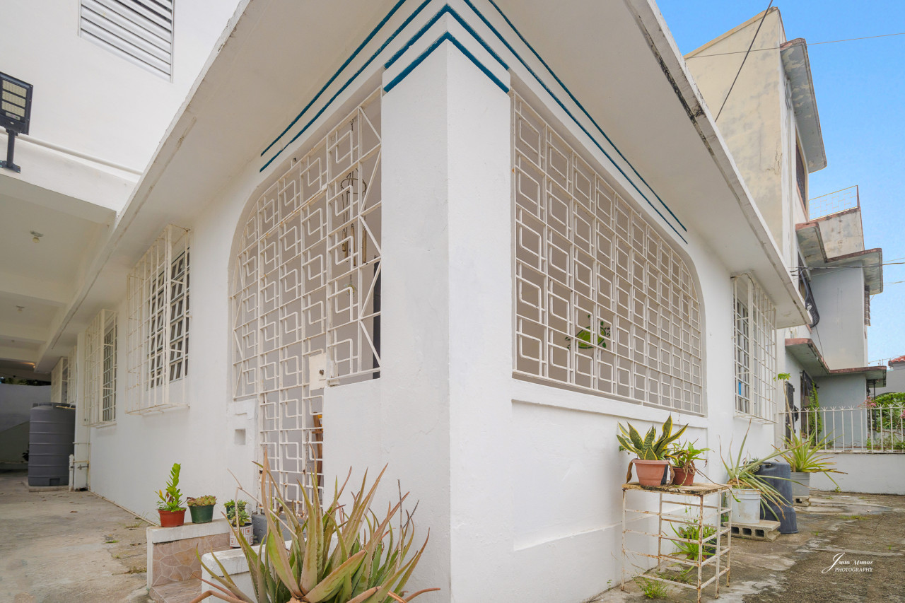 White house with a blue trim and a green door — Villa Blanca | San Juan | La Plácita, Miramar