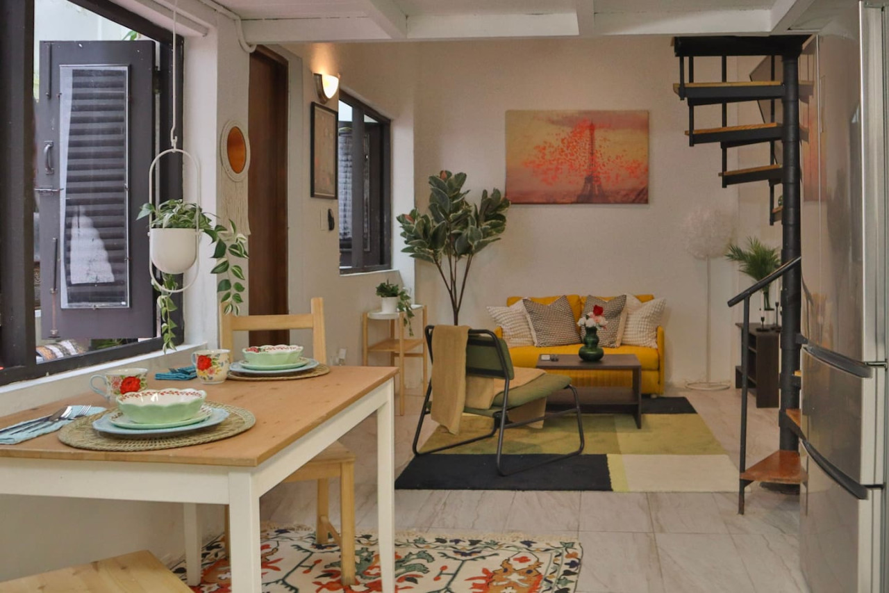 Dining table with chairs and a vase of flowers on it — Puerto Escape | Old San Juan, Old San Juan