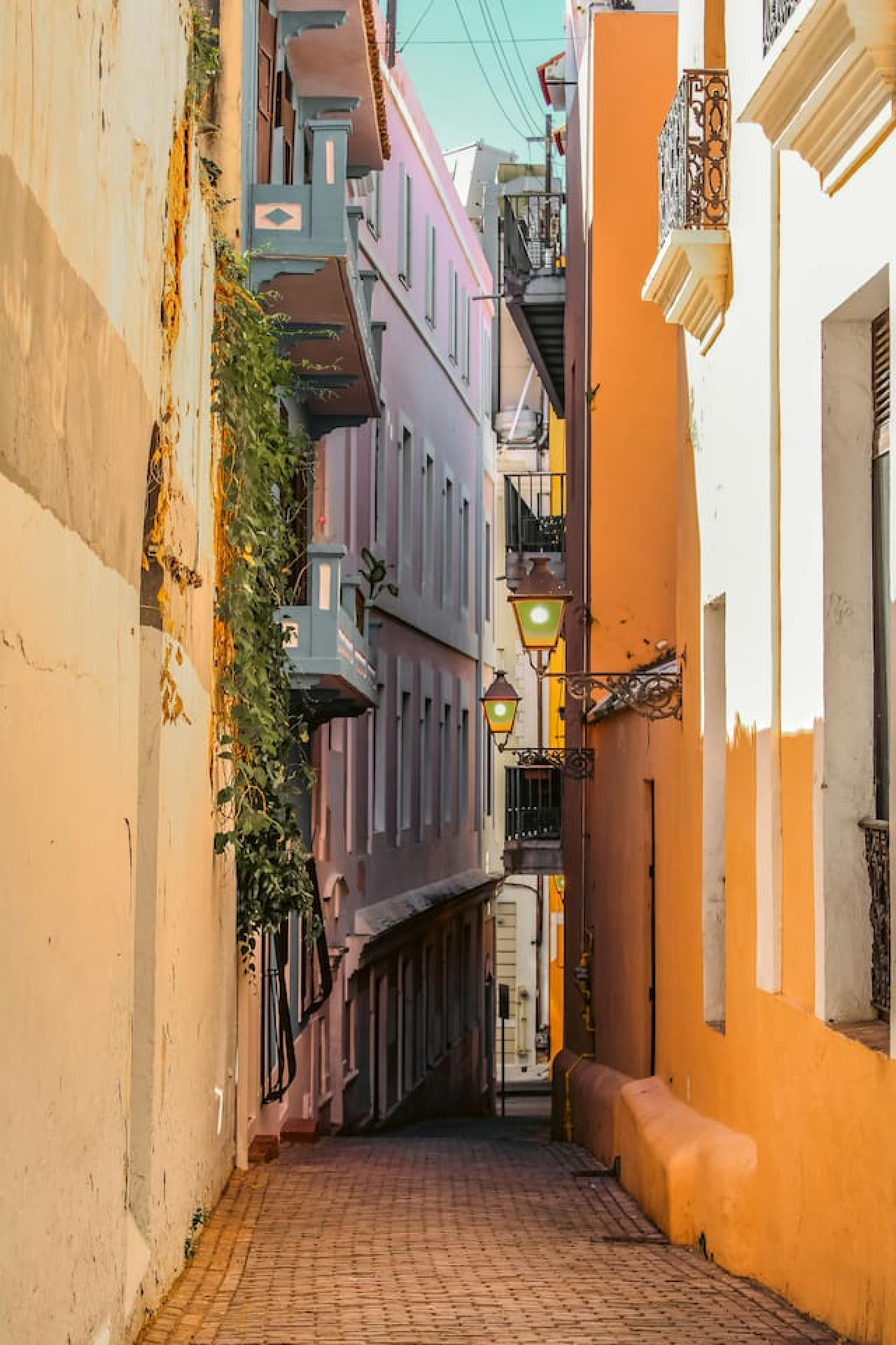 Narrow brick street between colorful old buildings — Ocean Sol Historic Old San Juan
