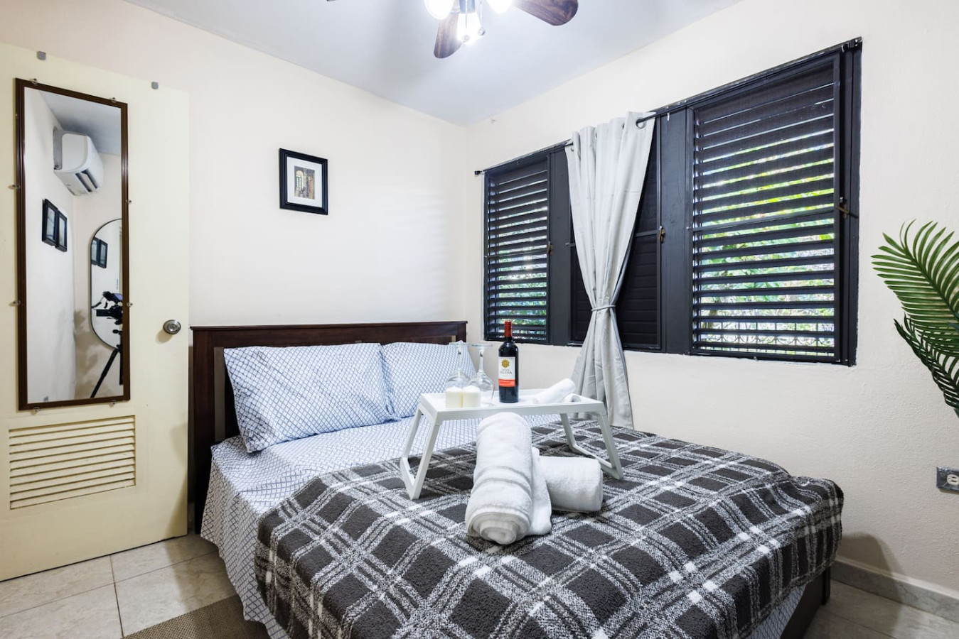 Bedroom with a bed, a table with a bottle of wine and a towel on it (bedroom 2) — Ocean Sol Historic Old San Juan, Old San Ju