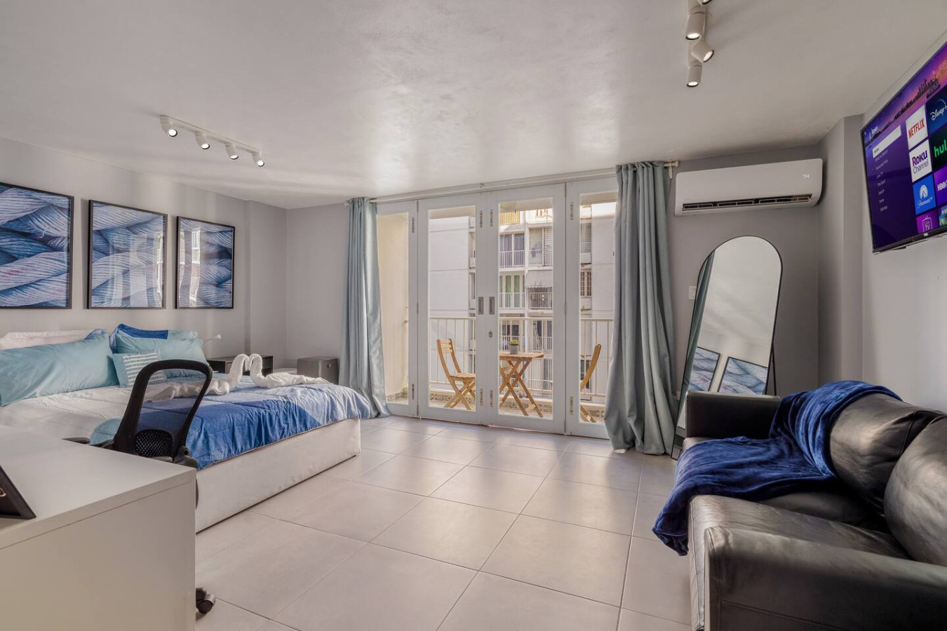 Balcony overlooking the ocean — OceanSide - Pool Balcony, Isla Verde