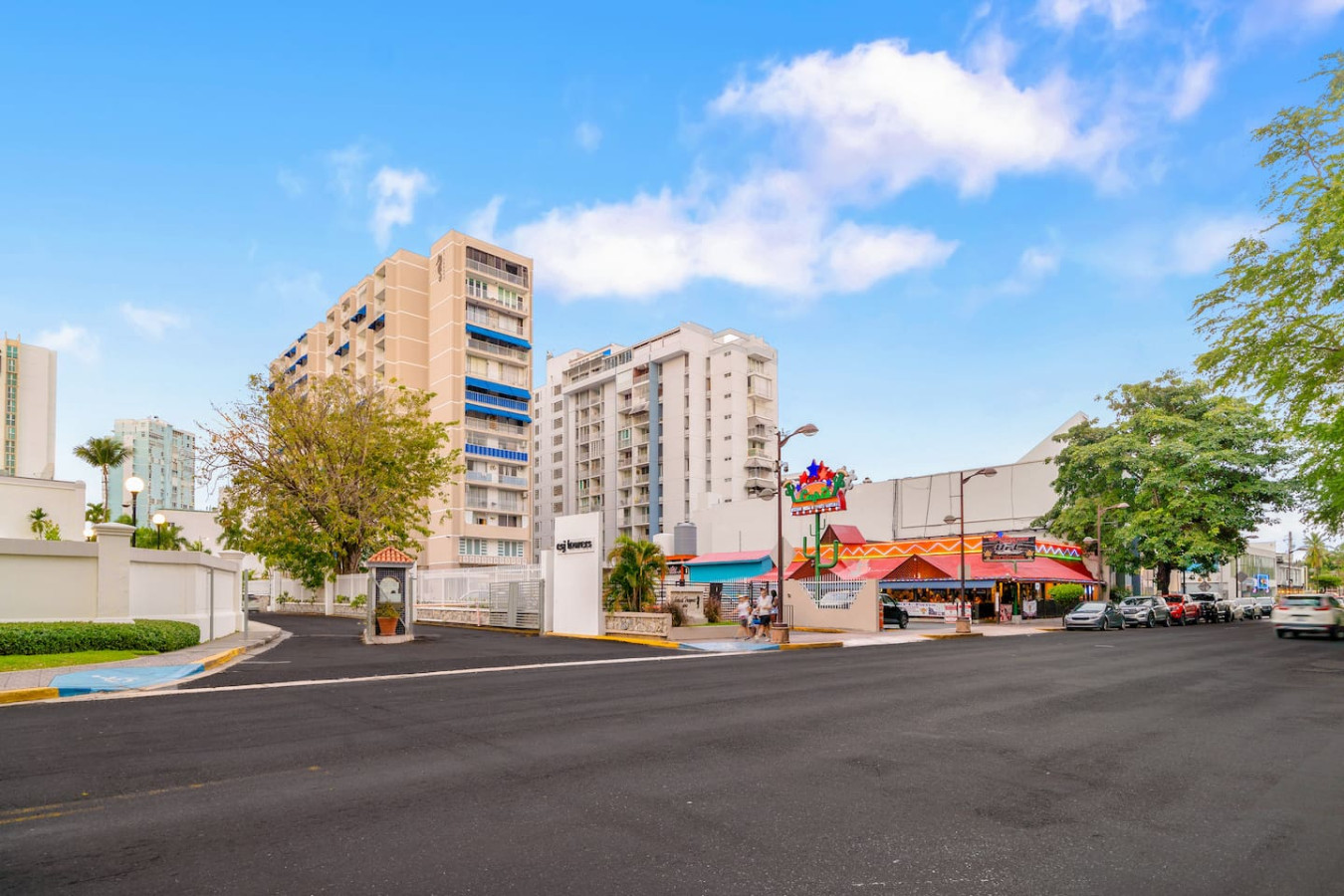 Street with the building and nearby restaurants — OceanSide - Pool Balcony, Isla Verde