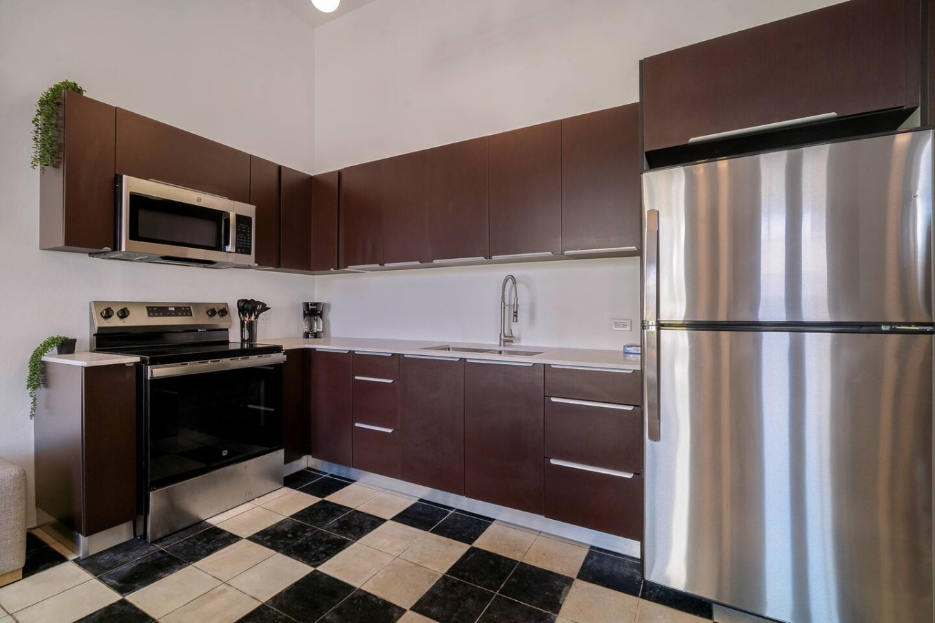 Kitchen with a stove top oven and a refrigerator — Soho Garden Grand patio, Old San Juan