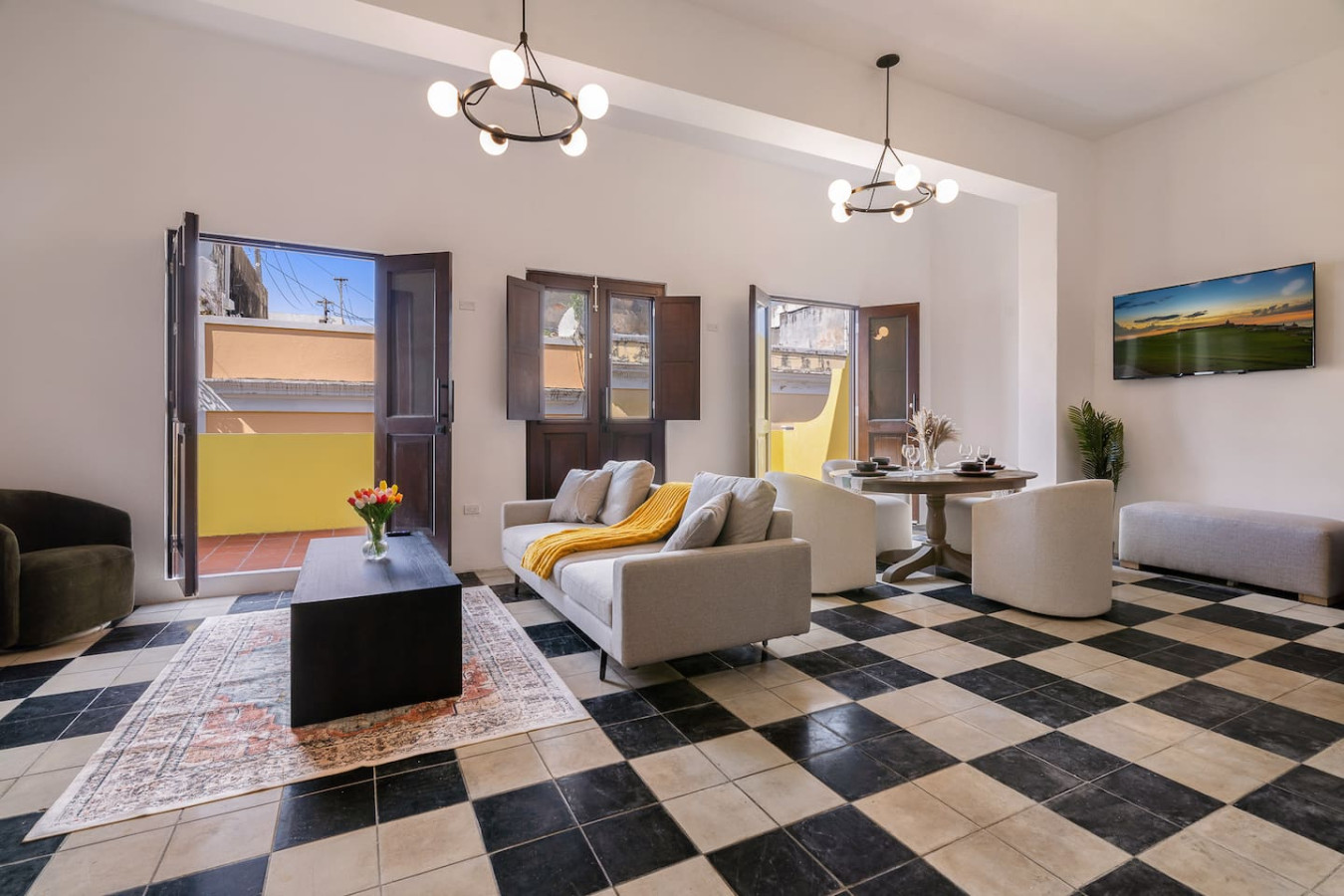 Living room with a couch and a rug — Soho Garden Grand patio, Old San Juan