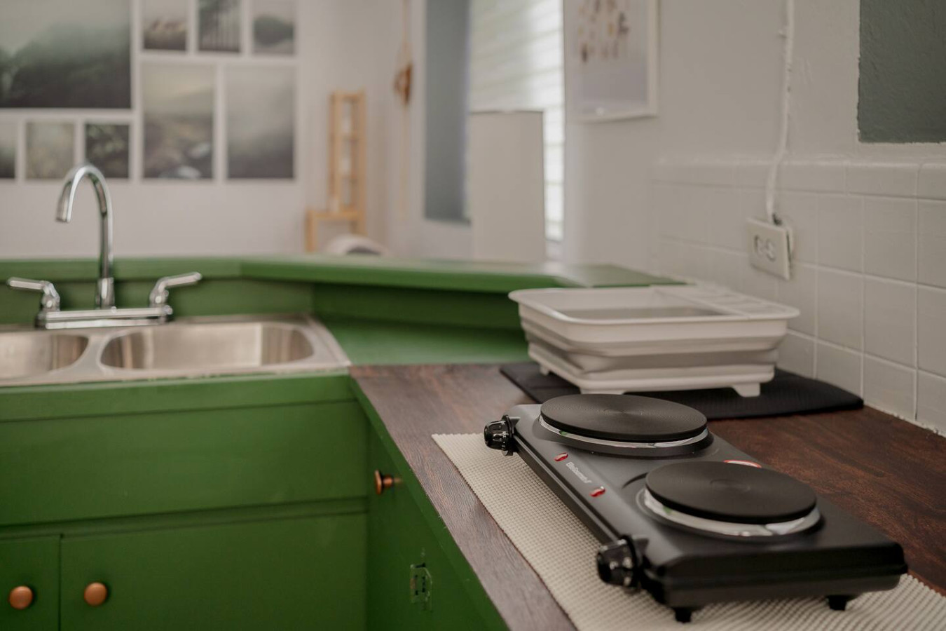 Kitchen counter with a sink and a two-burner hot plate — Puerto Lagoon Downtown, Santurce