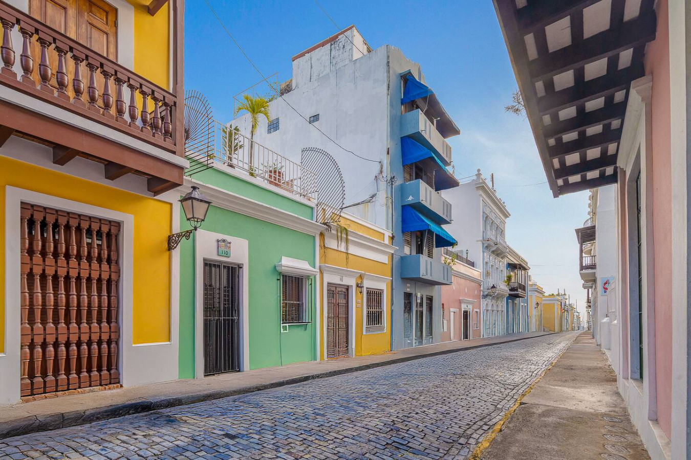 Cobblestone street with yellow, green and blue houses — Villa Mansion - Fountain & Rooftop - Old San Juan
