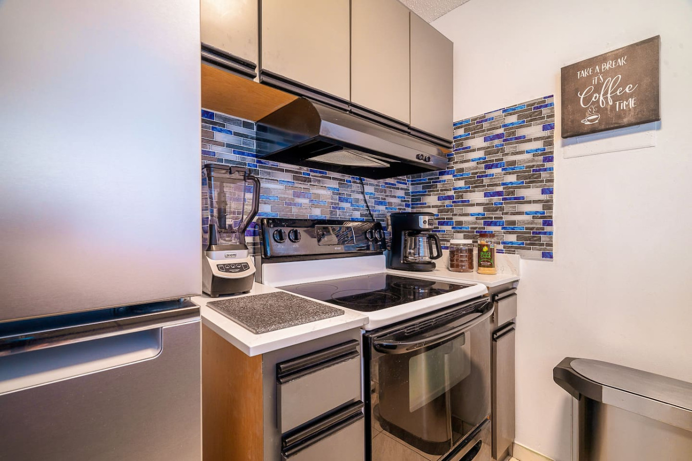 Kitchen with an electric stove, blender and coffee maker — Captain’s Beachfront Luquillo Beach House