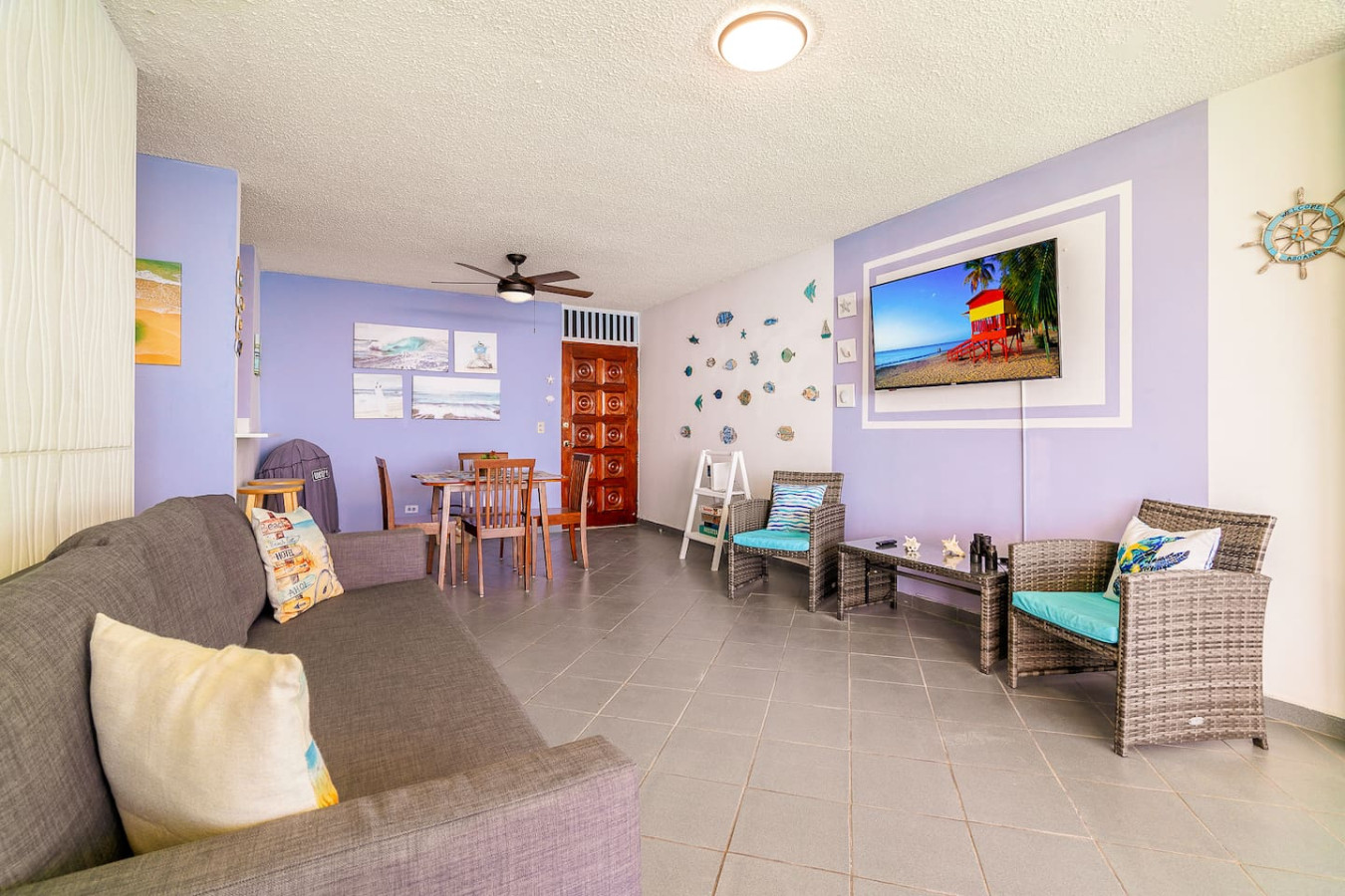 Living view — Captain’s Beachfront Luquillo Beach House, Luquillo