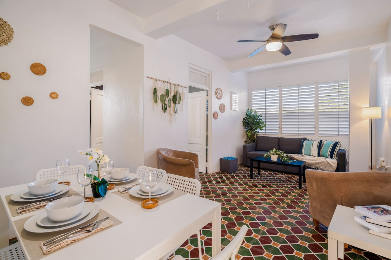 Dining room table with chairs and a view of the ocean — Tapia Mosaic Beachwalk - San Juan, Santurce