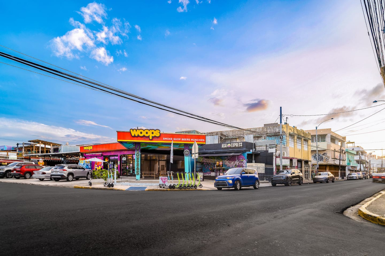 Street corner with a restaurant and parked cars — Tapia Mosaic Beachwalk - San Juan, Santurce