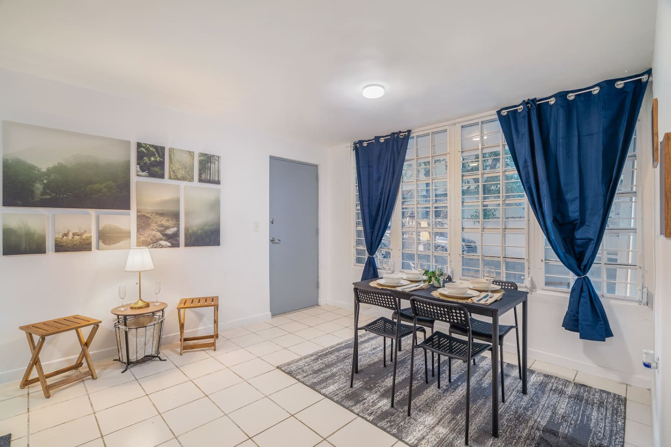 Dining room table with chairs and a view of the ocean — Condado Grass Patio, Santurce