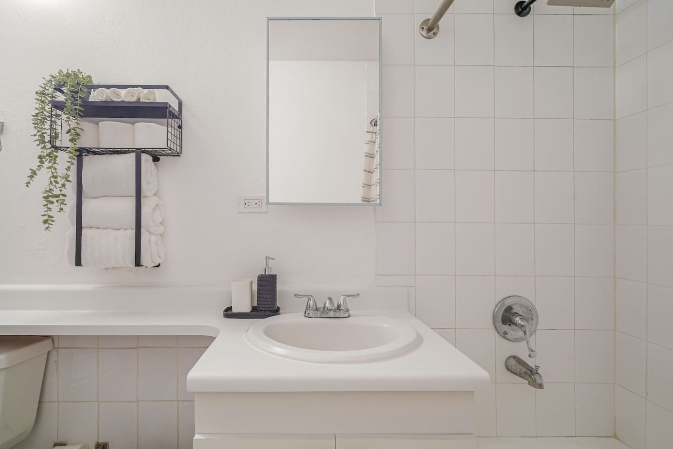 Bathroom with a sink, a mirror, a towel rack and a tub — Condado Grass Patio, Santurce