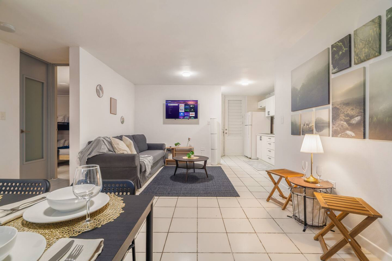 Living room with a couch and a flat screen TV — Condado Grass Patio, Santurce