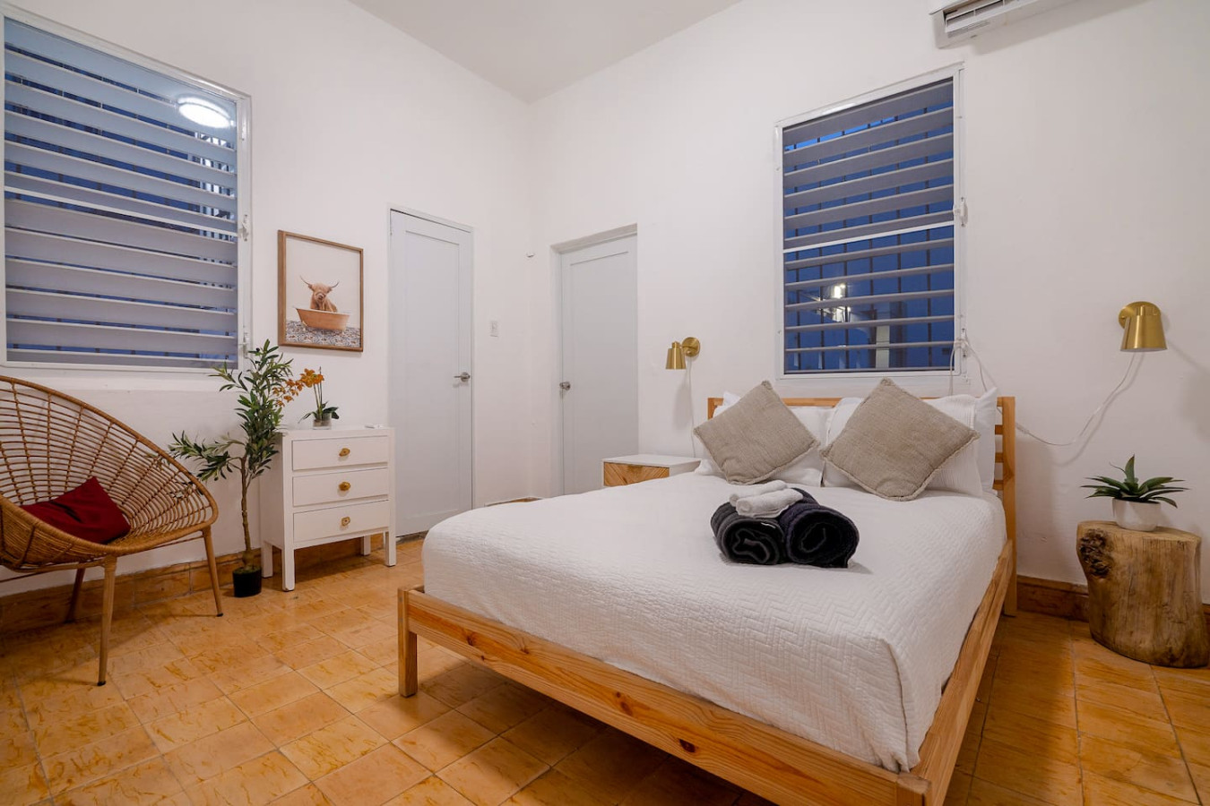 Bedroom with a white bed and a wooden headboard — Luz Collection No.3 – Casa Horizonte | 3BR Loft, Santurce