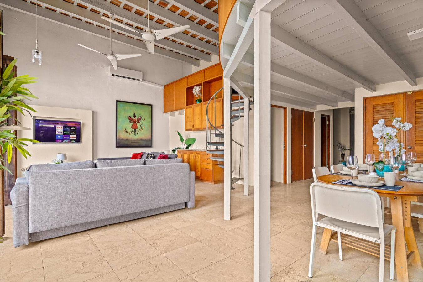 Living room with a couch and a potted plant — Royal Imperial | Balcony Private | Old San Juan, Old San Juan